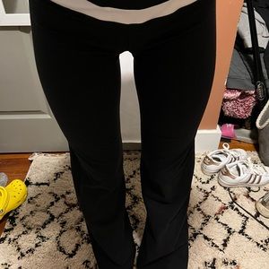 Lululemon Black Groove leggings size 8.